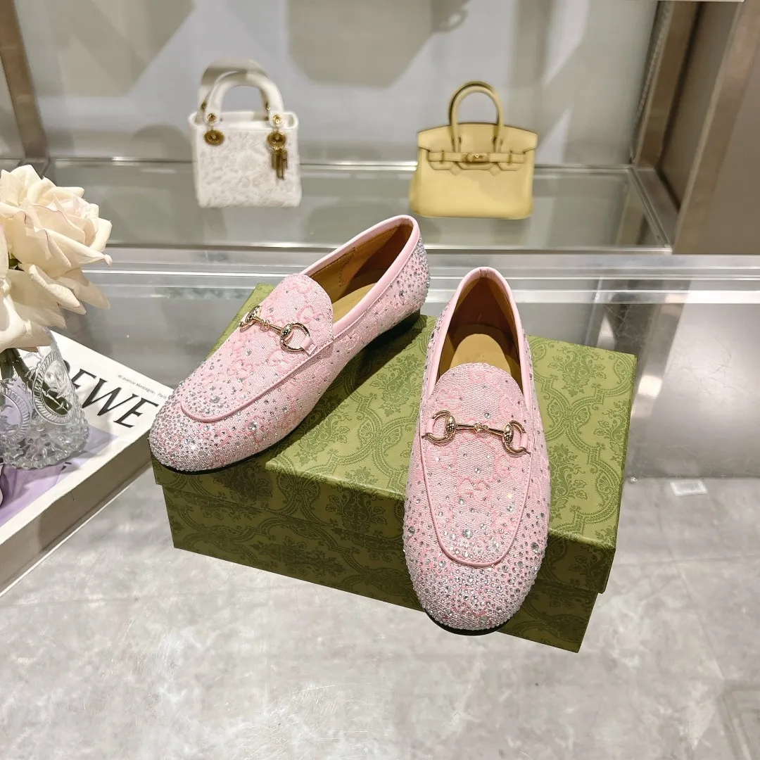 👟👟Ex-factory price 502👟👟 Pink G diamond (35-41) (401/42 customized) As an outstanding representative of Gucci’s design heritage, the Jordaan series of loafers with horsebit buckles vividly highlight the classic and elegant style. Crafted from the brand's signature monogram canvas, this shoe is timeless. Made from soft material and with a refined, smooth silhouette, these shoes are a perfect expression of everyday elegance. Pink GG canvas Women Light gold tone hardware Horsebit faceted crystal detail Leather sole